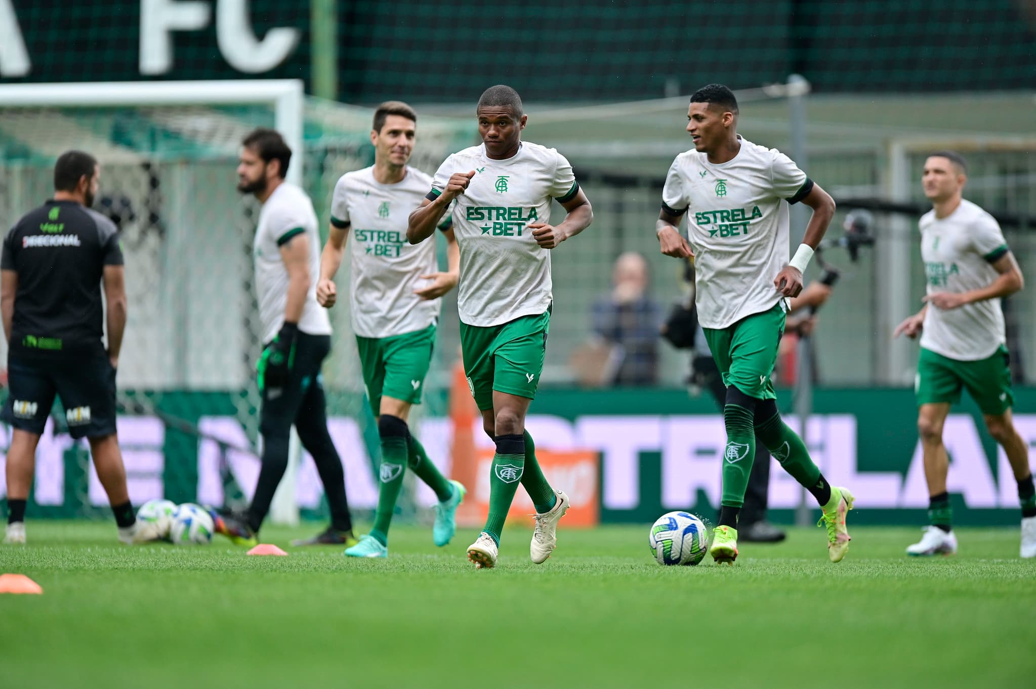 Juninho, do América-MG, é punido após acusações de benefícios para o Vasco e desfalca time contra o Flamengo no Campeonato Brasileiro
