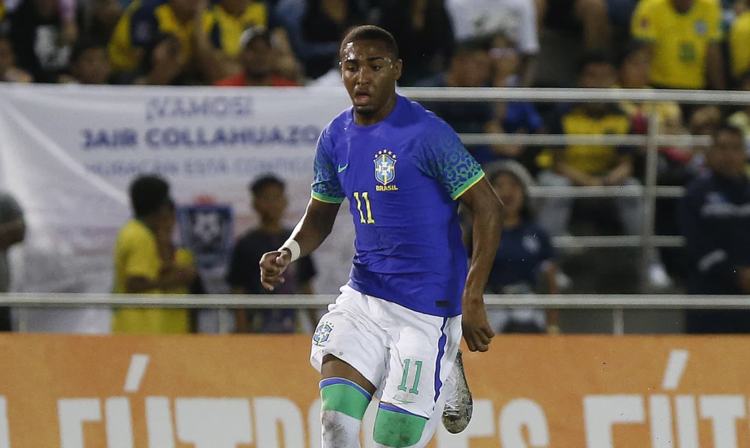 Lorran em campo pela Seleção Brasileira; Brasil venceu a Inglaterra por 2 a 1 e se classificou para as oitavas de final do torneio