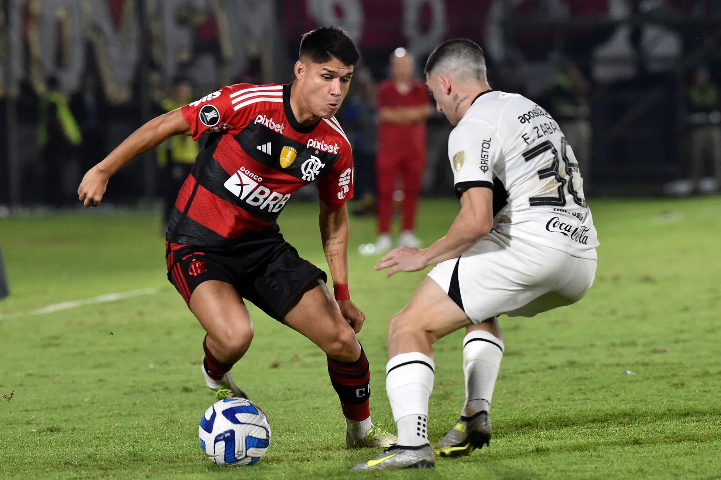 Luiz Araújo com a camisa do Flamengo