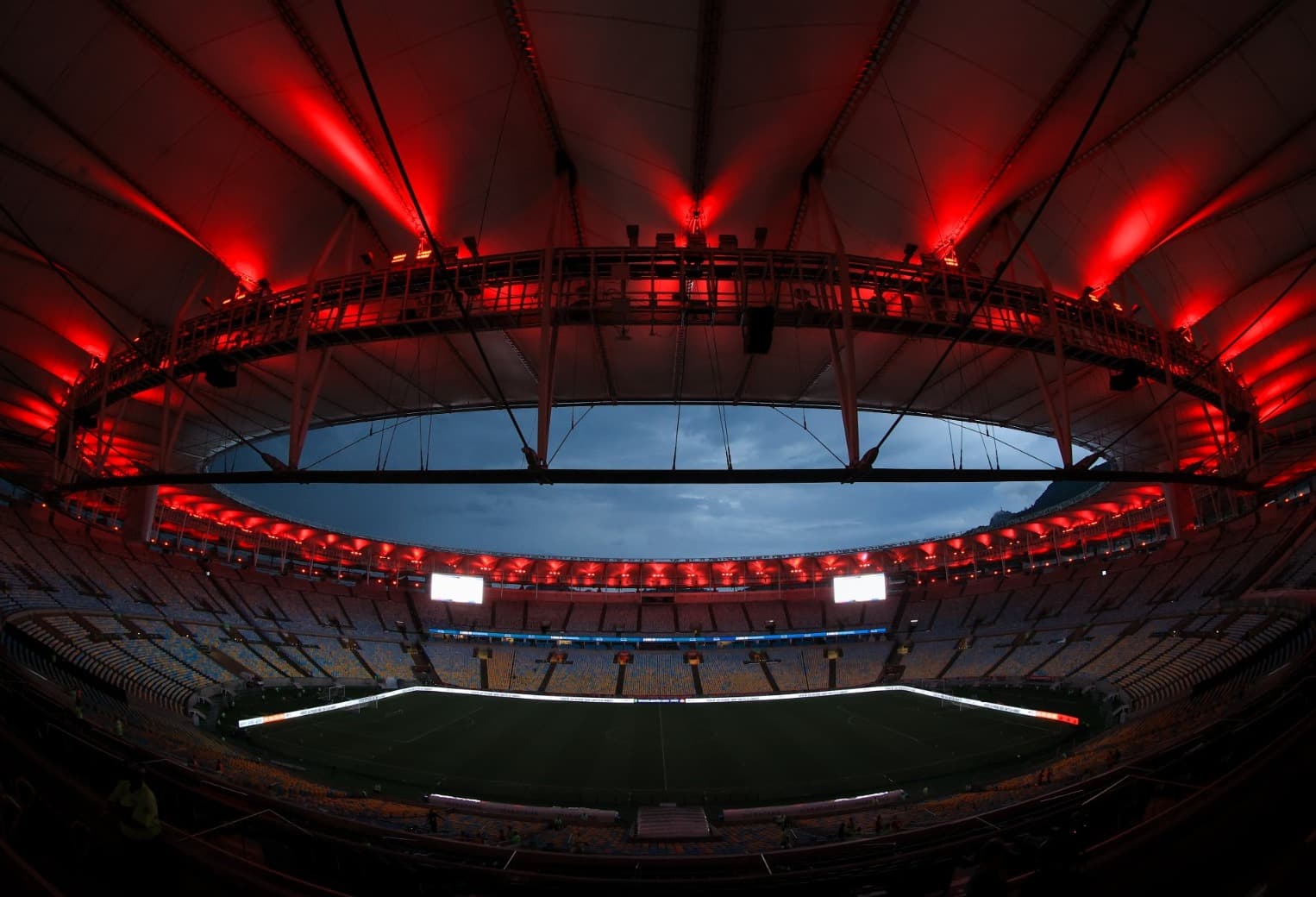 Maracanã com as cores do Flamengo em dia de jogo