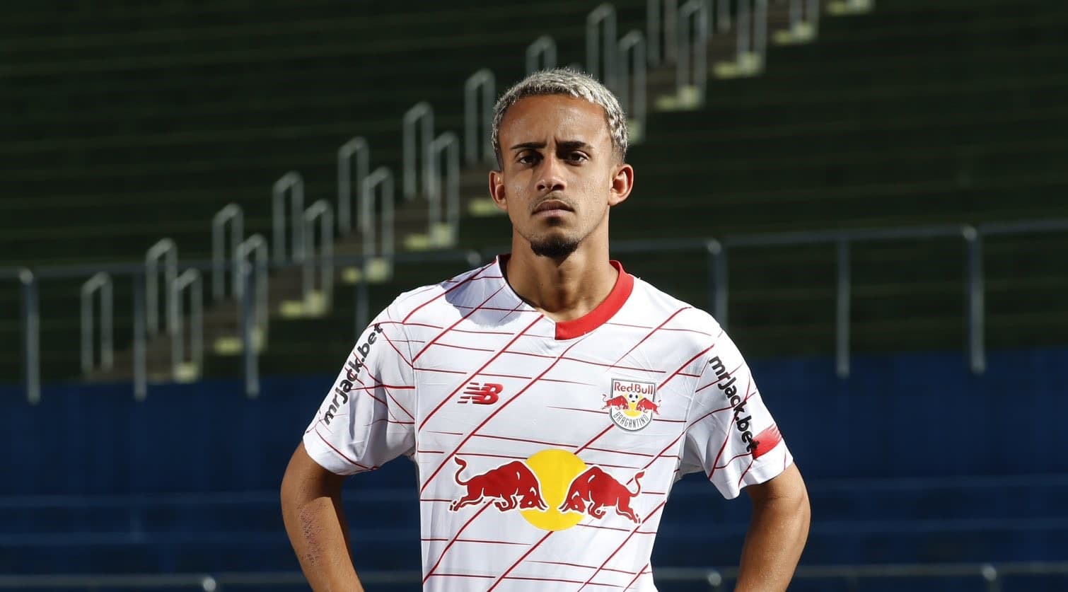 Matheus Gonçalves com a camisa do Red Bull Bragantino; atleta deve desfalcar o time paulista contra o Flamengo