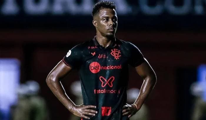 Matheus Trindade em campo pelo Vitória