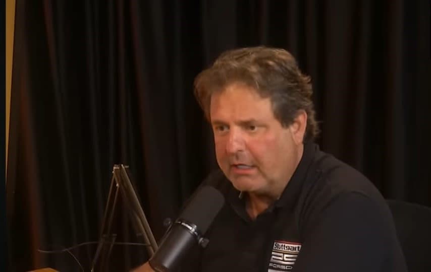 Ulisses Costa durante o podcast Deu Zebra; narrador surtou ao criticar torcida do Flamengo