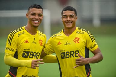 Victor Hugo e Igor Jesus em treino do Flamengo no Ninho do Urubu; Jovens estão em lista de melhores sub-21 do mundo