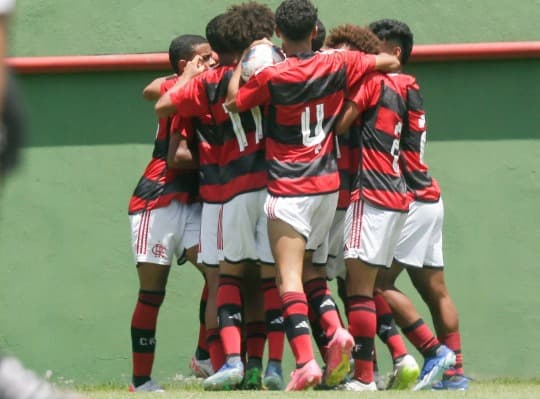 O Flamengo enfrentou o Vasco no Campeonato Carioca sub-15 e sub-17 e tropeçou em ambas categorias neste domingo (5)