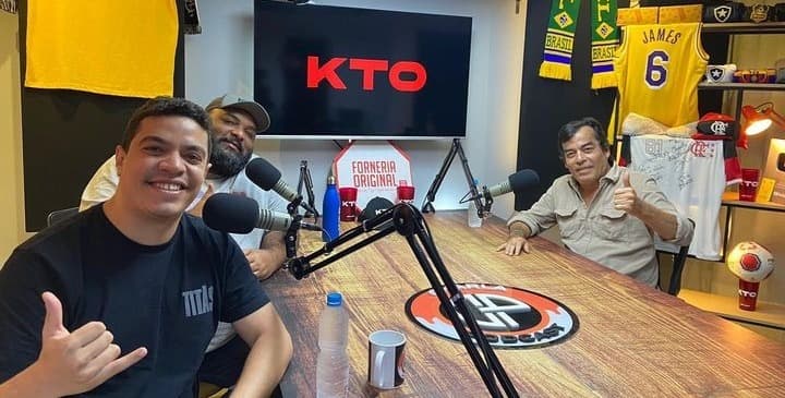 Apresentadores do Charla Podcast junto a Arthur Muhlenberg. Trio irá fazer transmissão do Fla x Flu junto ao Premiere neste sábado.