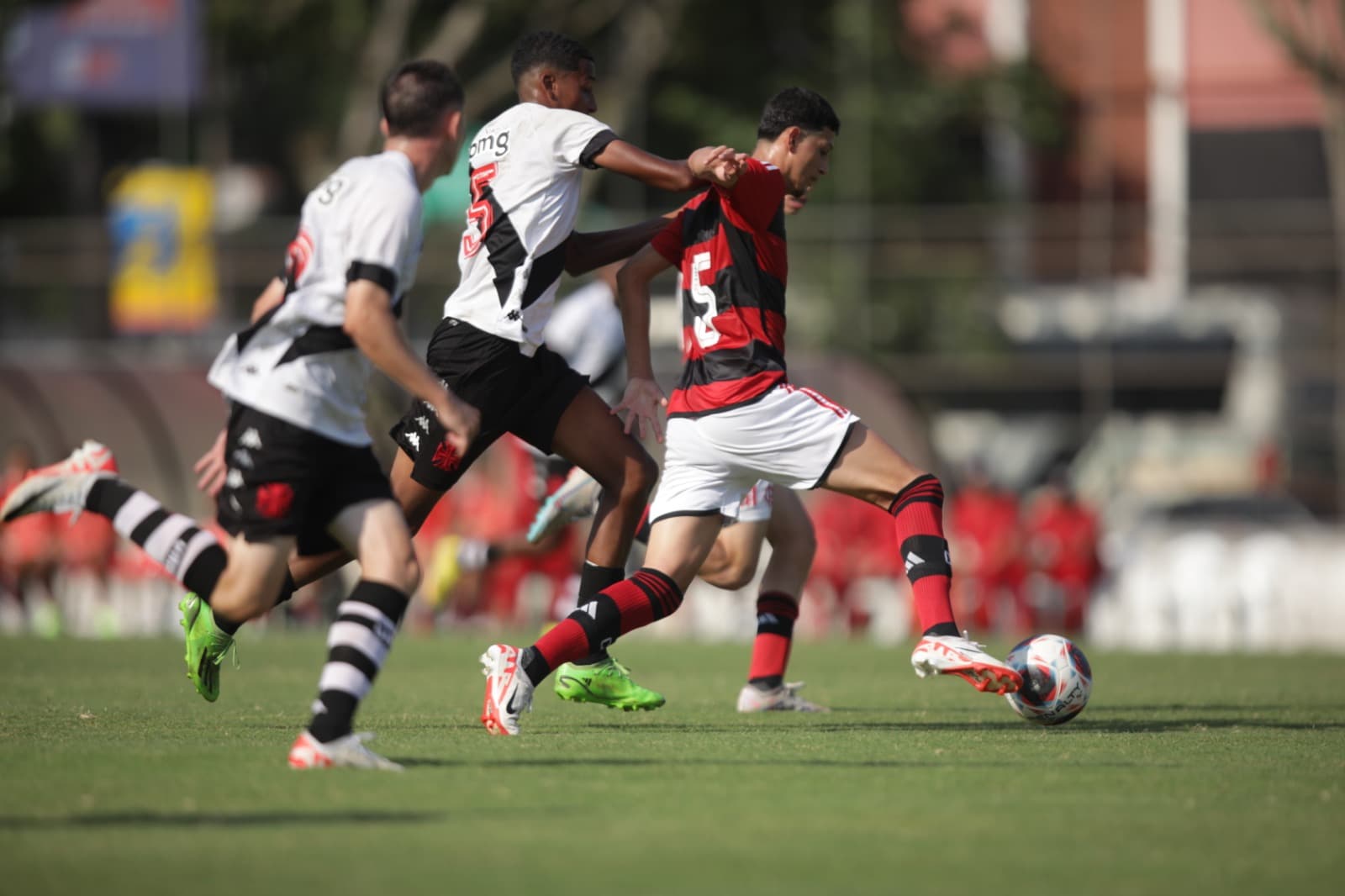 Hoje (15) é dia de Vasco x Flamengo, jogo pela ida da semifinal do Torneio Guilherme Embry Sub-16, jogo que terá transmissão ao vivo