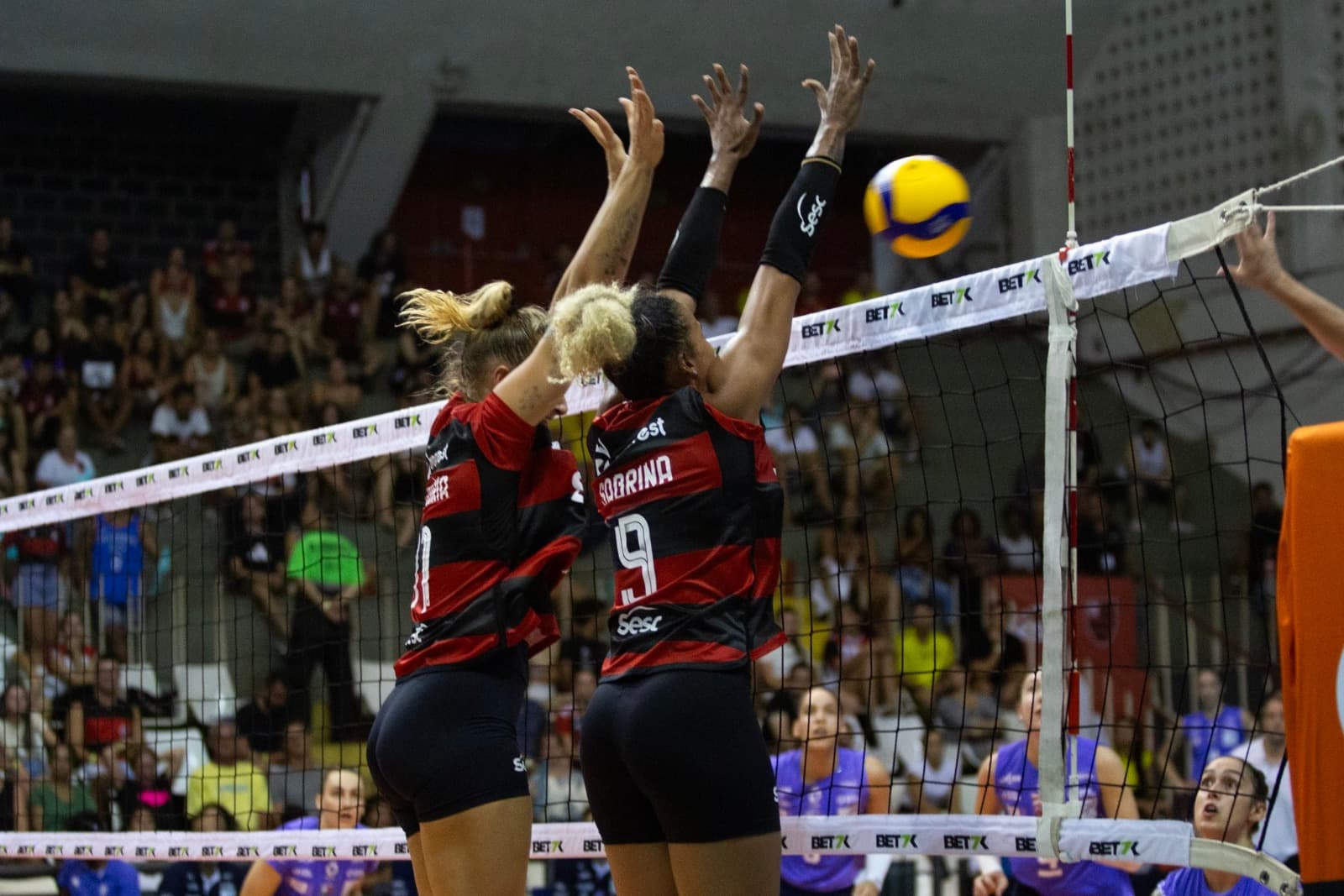 Sesc Flamengo e Minas se enfrentam neste sábado (18) pela Superliga Feminina de Vôlei; veja onde assistir ao vivo