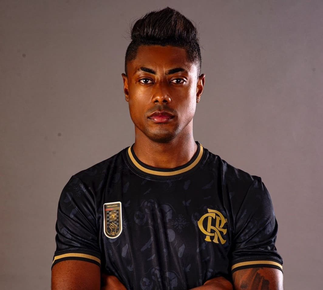 Bruno Henrique posando com nova camisa do Flamengo em parceria com a Braziline para o Dia da Consciência Negra