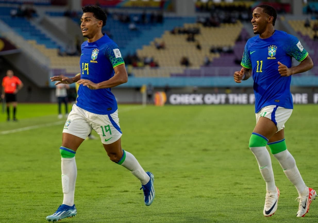 Lorran, do Flamengo, comemora gol do Brasil com Luighi