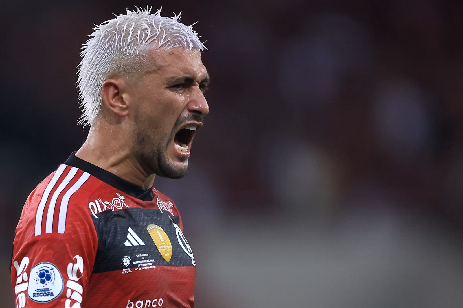 Giorgian de Arrascaeta, do Flamengo, comemora após marcar o primeiro gol do time no jogo de volta da CONMEBOL Recopa Sul-Americana 2023 entre Flamengo e Independiente del Valle