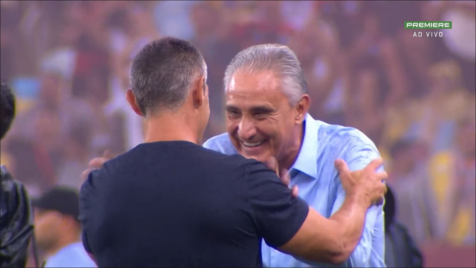 Tite e Pedro Caixinha se cumprimentam antes do jogo entre Flamengo e Bragantino, no Maracanã