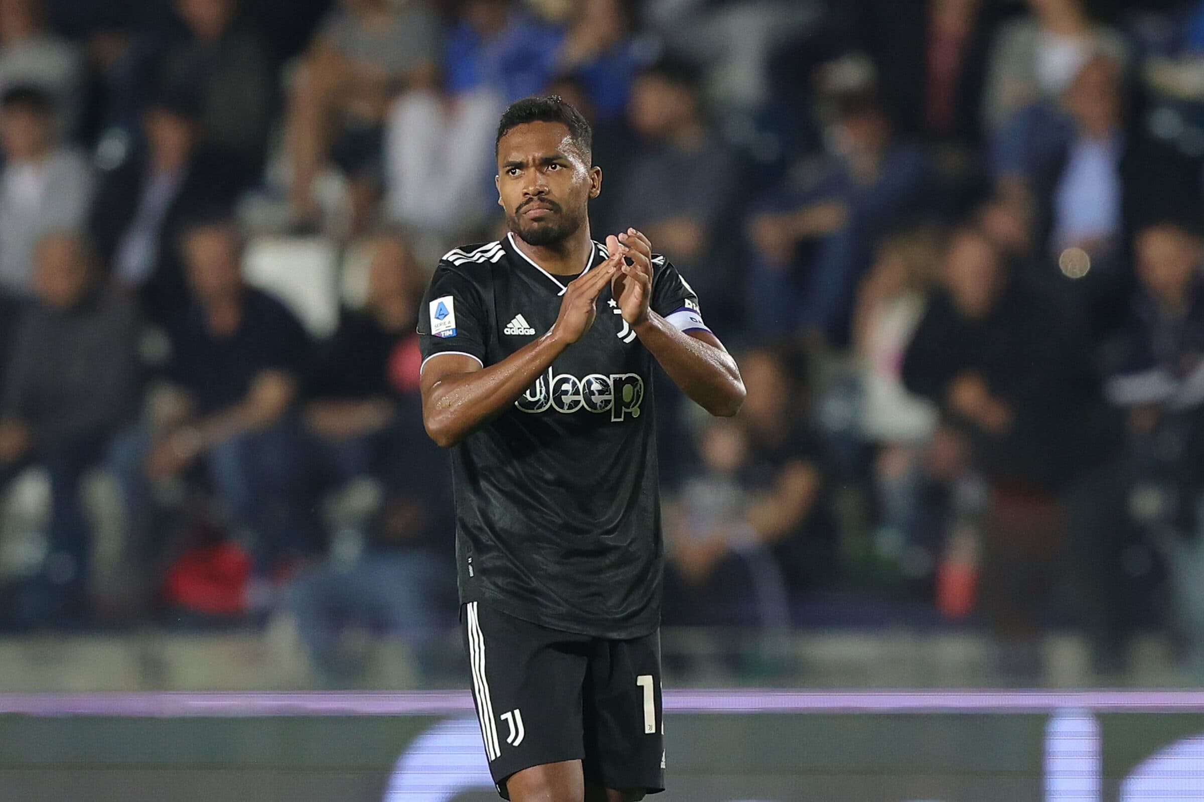 Alex Sandro, na mira de Flamengo e Santos, em ação pela Juventus
