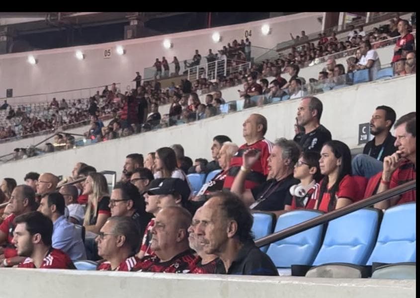 Aliados de Landim e vice-presidentes do Flamengo no camarote do Maracanã no jogo contra o Palmeiras