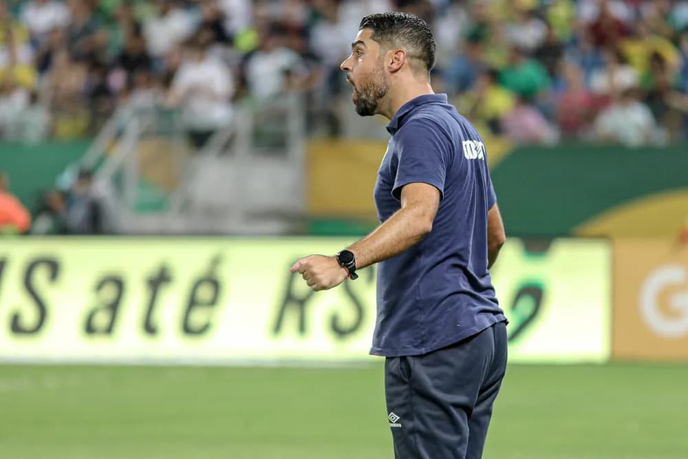 Antonio Oliveira, técnico do Cuiabá, próximo adversário do Flamengo