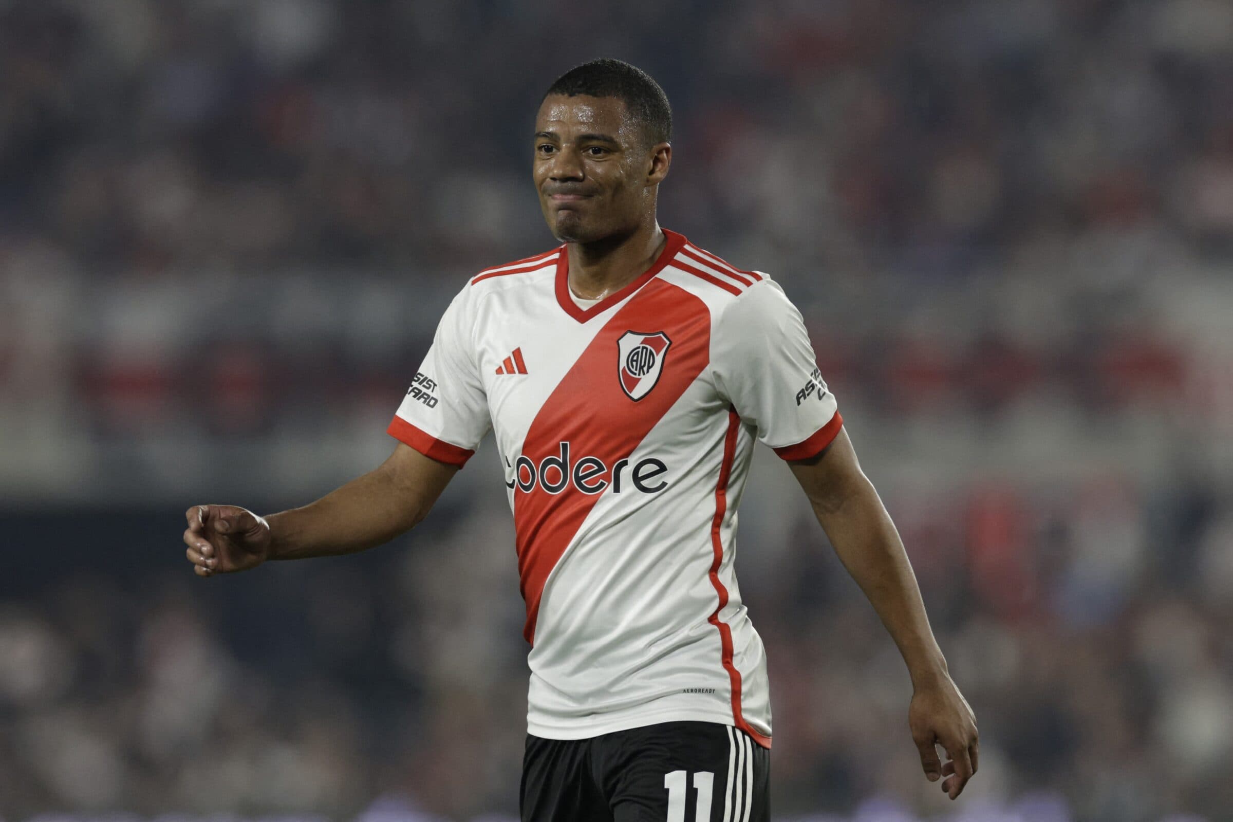 De La Cruz vestindo a camisa do River Plate em partida. Flamengo tem caminho livre para contratar o meia em 2024