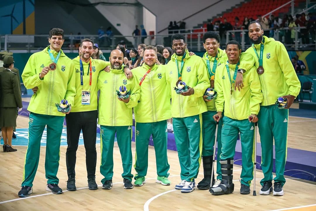 Gabriel Jaú, Gustavo De Conti, Gui Deodato, Didi Louzada, Scott Machado e Maique com as medalhas de bronze no Jogos Pan-Americanos