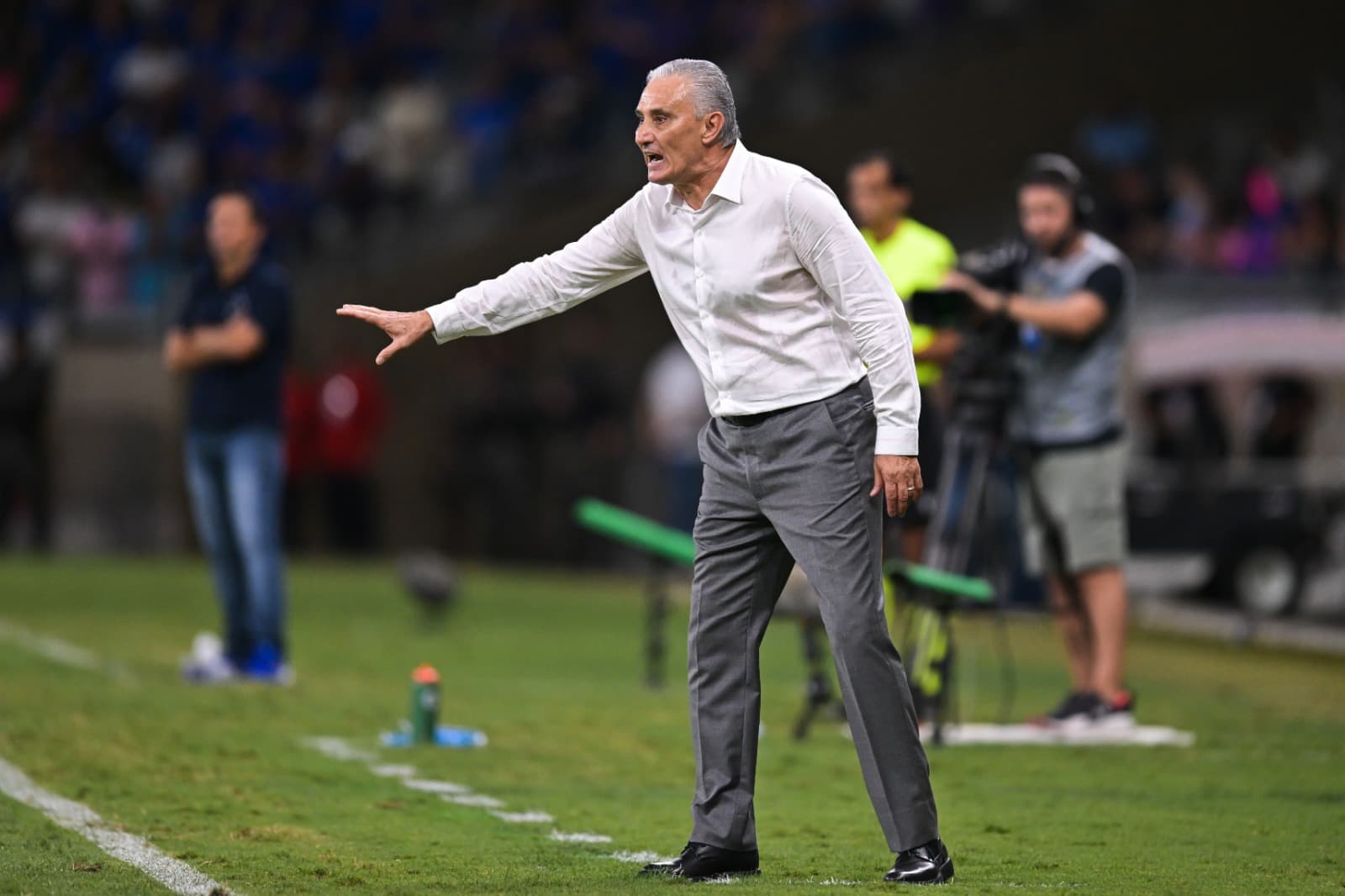 Tite, técnico do Flamengo, reage durante partida entre Cruzeiro e Flamengo pelo Brasileirão 2023, no Estádio Mineirão