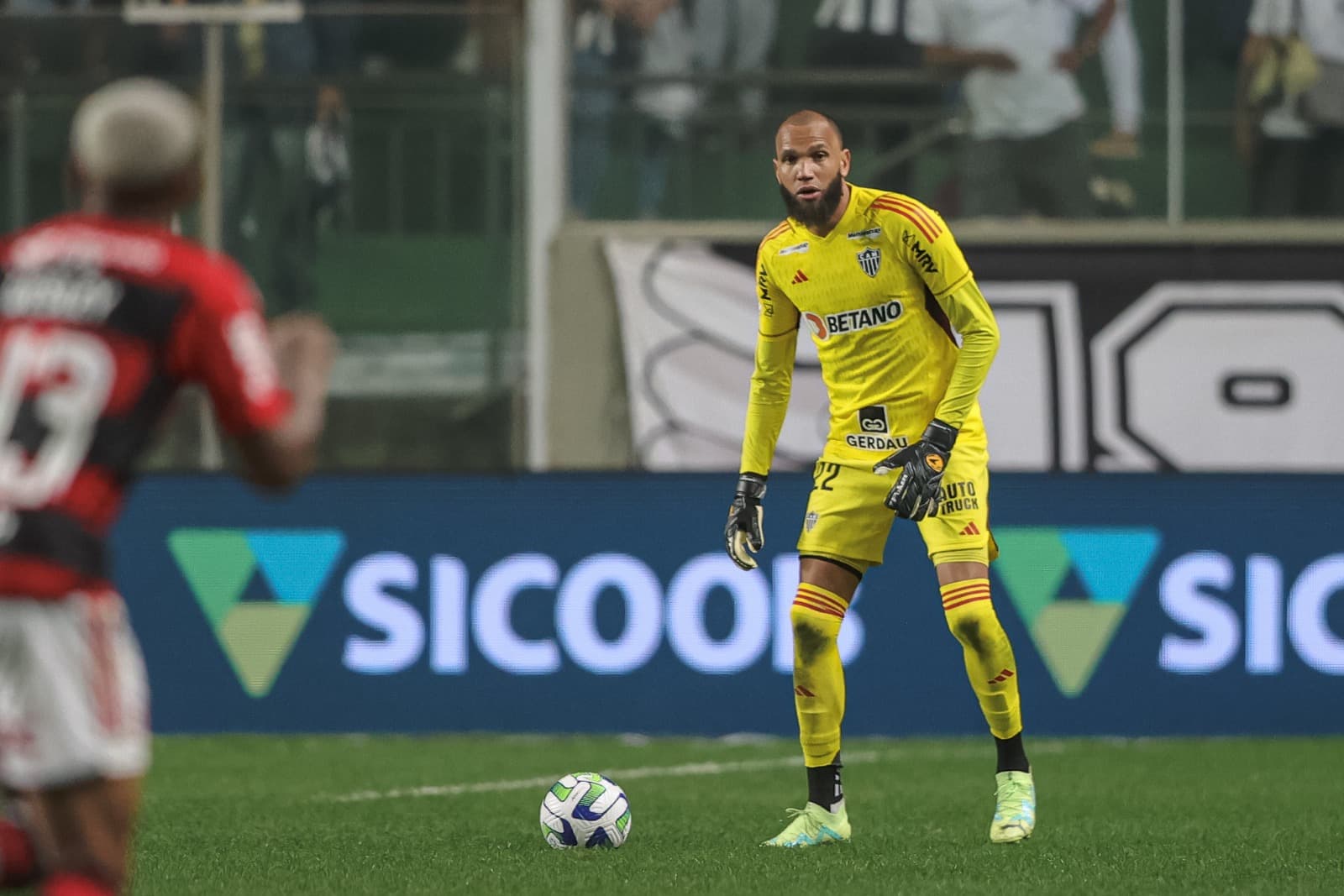 Goleiro da equipe mineira, Everson mostra preocupação para Flamengo x Atlético-MG, confronto direto pelo Brasileirão