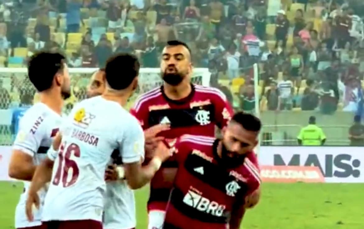 Fabrício Bruno em discussão com Diogo Barbosa em Flamengo x Fluminense