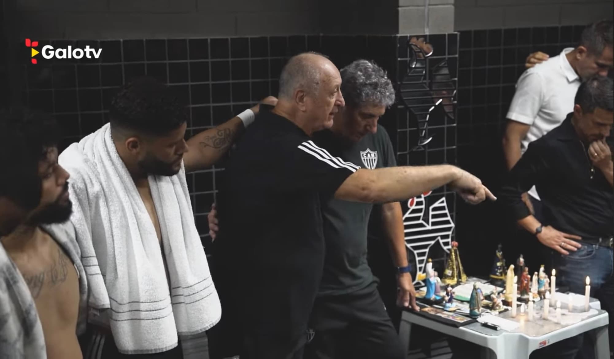 Felipão no vestiário do Atlético-MG projetando o jogo com o Flamengo