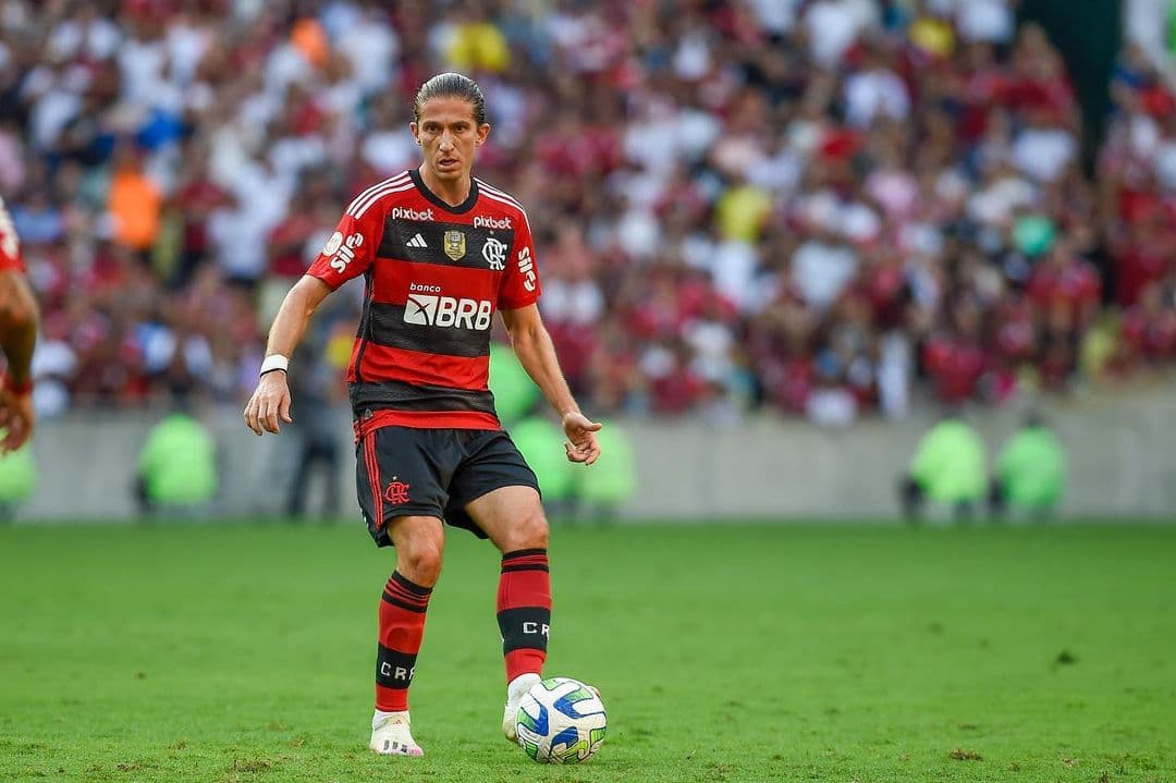 Filipe Luís em ação pelo Flamengo no Maracanã em 2023