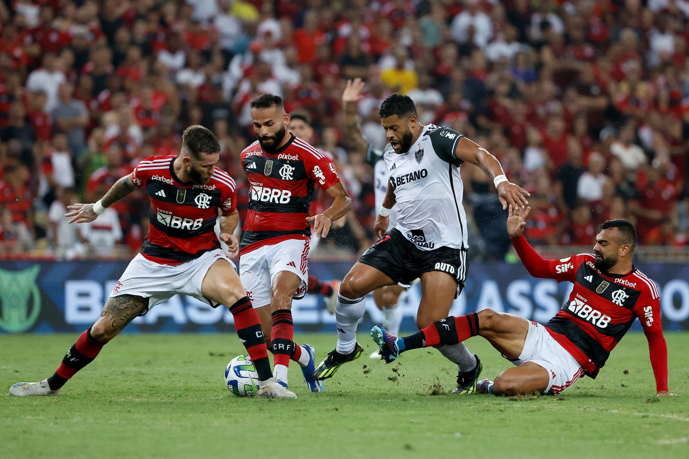 Léo Pereira, Fabrício Bruno e Thiago Maia marcam o atacante Hulk; Flamengo perdeu por 3x0 para o Atlético-MG