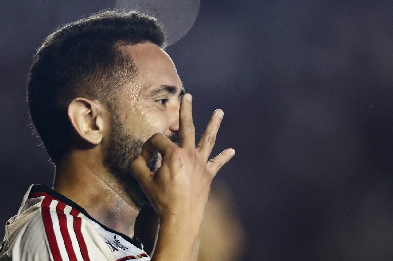Everton Ribeiro celebra terceiro gol do Flamengo contra o América-MG; vitória coloca o Rubro-Negro empatado em pontos com o líder, Palmeiras