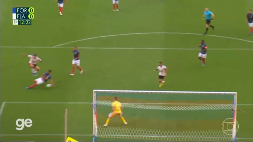 Bola bate na mão de Brítez após chute de Pedro. Na súmula de Flamengo x Fortaleza, árbitro Anderson Daronco não relata problema no VAR; equipamento não funcionava e pênalti não foi marcado