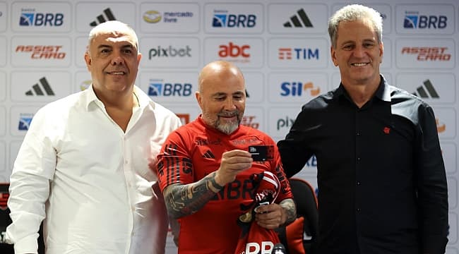 Marcos Braz, Jorge Sampaoli e Rodolfo Landim posam para foto na apresentação do técnico contratado em abril e demitido em setembro. Balanço trimestral mostra que, apesar de fracasso na temporada, Flamengo gasta quase 25% a mais com futebol em 2023 do que 