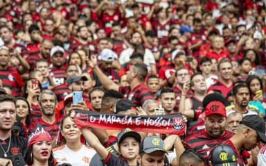 Torcedora do Flamengo exibe faixa "O Maraca é nosso" na arquibancada do Maracanã. VP de Marketing disse que clube gostaria de comprar estádio