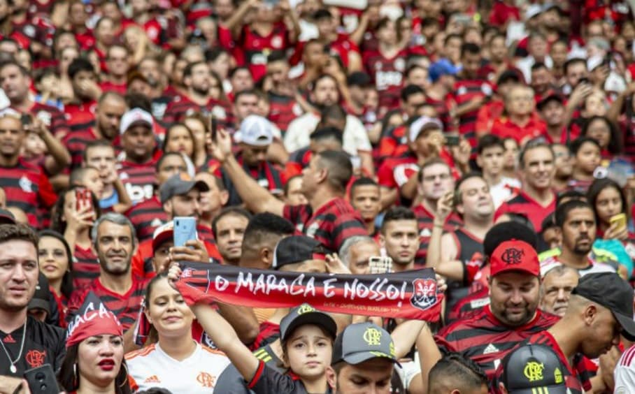 Torcedora do Flamengo exibe faixa "O Maraca é nosso" na arquibancada do Maracanã. VP de Marketing disse que clube gostaria de comprar estádio