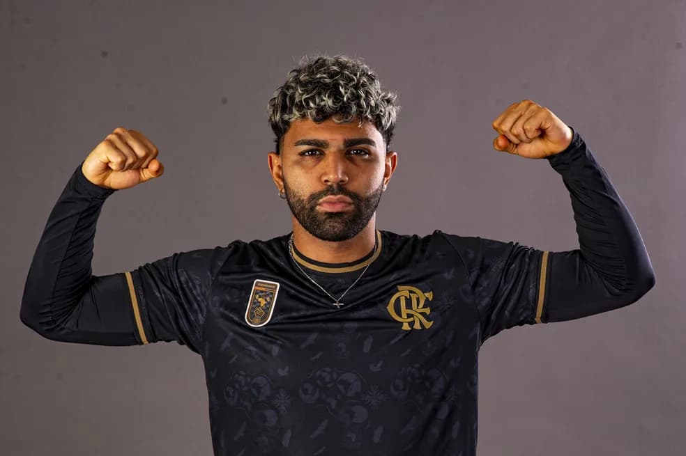 Gabigol com camisa em homenagem ao Dia da Consciência Negra. O jogador é vítima de um dos 6 casos de racismo e discriminação sofridos por pessoas ligadas ao Flamengo em 2022