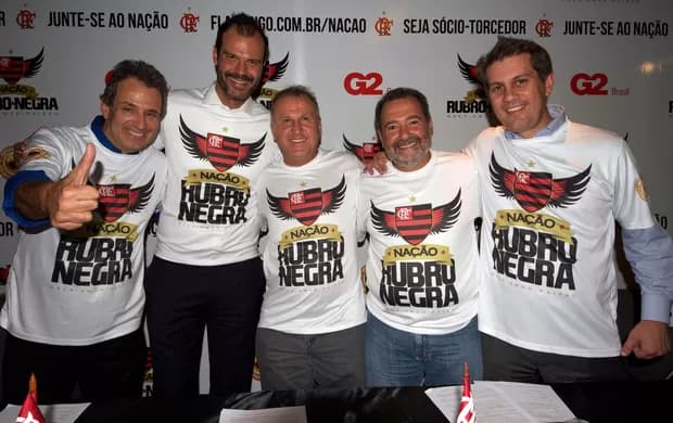 Bap à esquerda com Zico e equipe de marketing do Flamengo no lançamento do Nação Rubro-Negra em 2013. Em 2013, gestão integrada por Landim lançou ST para 'sair do buraco'; hoje, ele diz que torcedor elegeria presidente que quebraria Flamengo