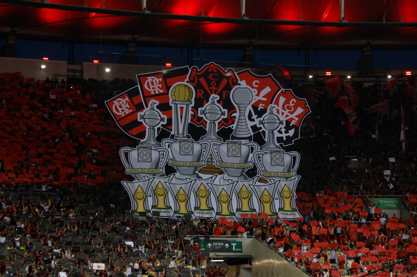 torcedores do Flamengo fazem cartaz com seus troféus antes da partida entre Flamengo e Fluminense no Brasileirão 2023
