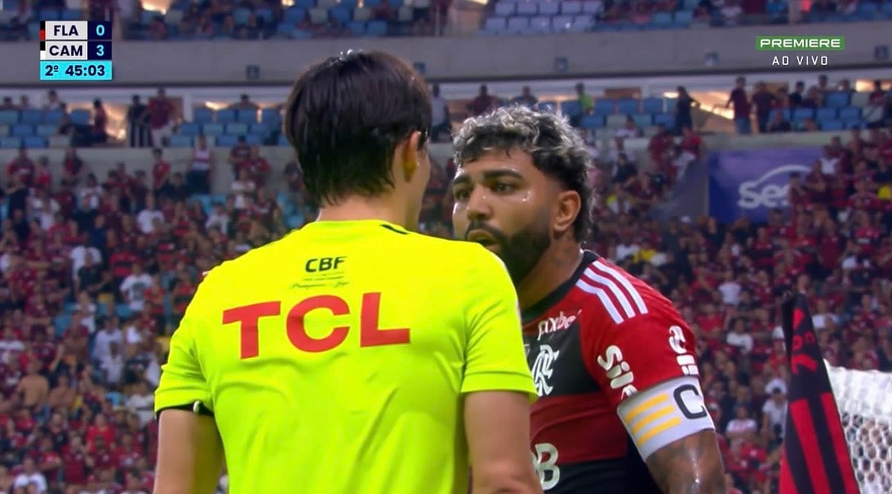 Gabigol discute com bandeirinha em Flamengo x Atlético-MG