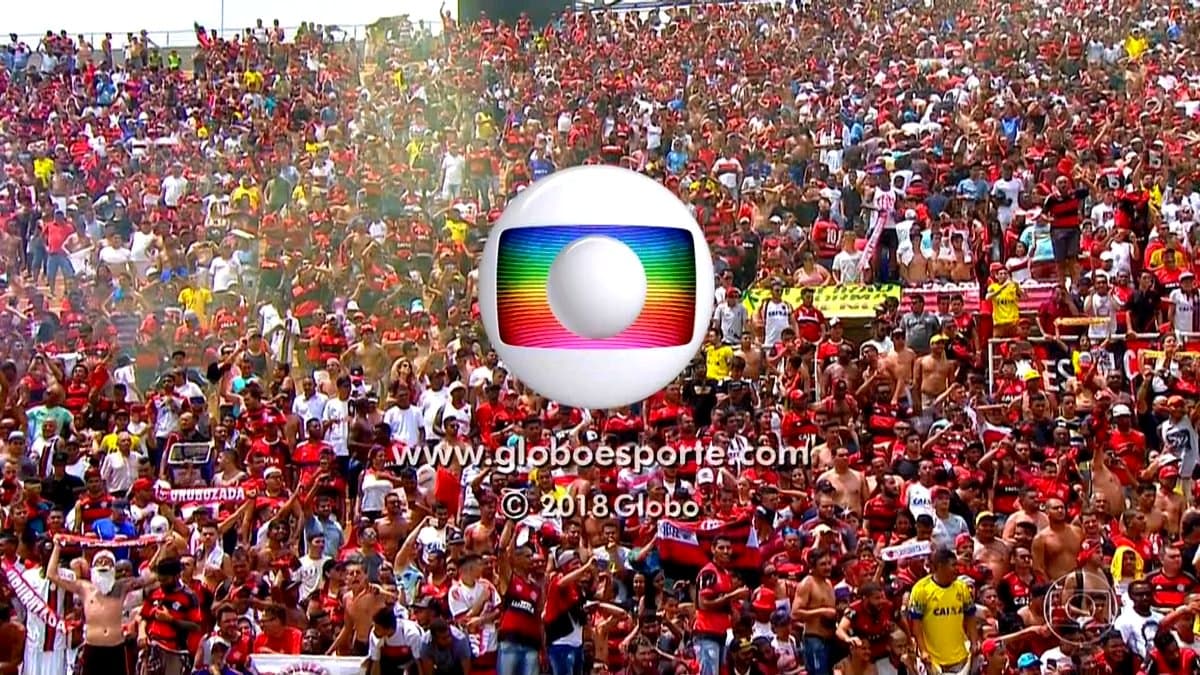 Símbolo da Globo em cima da torcida do Flamengo em fim de transmissão. A Globo aumentou a proposta à Libra pelas próximas edições do Campeonato Brasileiro e já admite ficar sem os jogos da Forte a partir de 2025