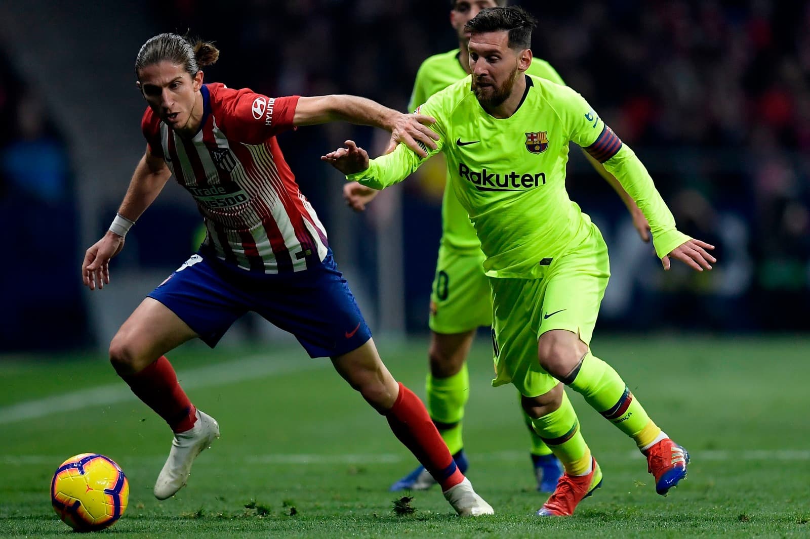 Lionel Messi do FC Barcelona compete pela bola com Filipe Luis do Atlético de Madrid durante a partida da La Liga entre Club Atlético de Madrid e FC Barcelona