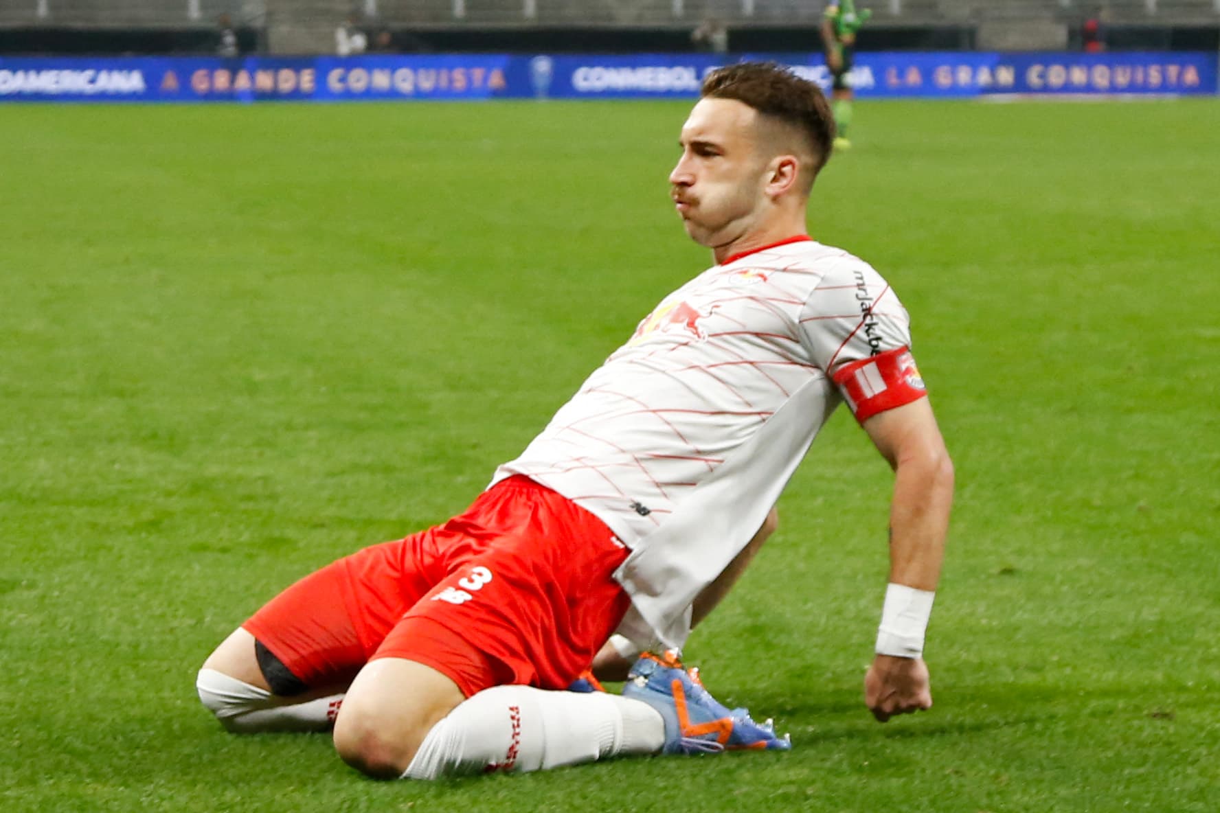 Léo Ortiz, em ação pelo Bragantino, está na mira do Flamengo