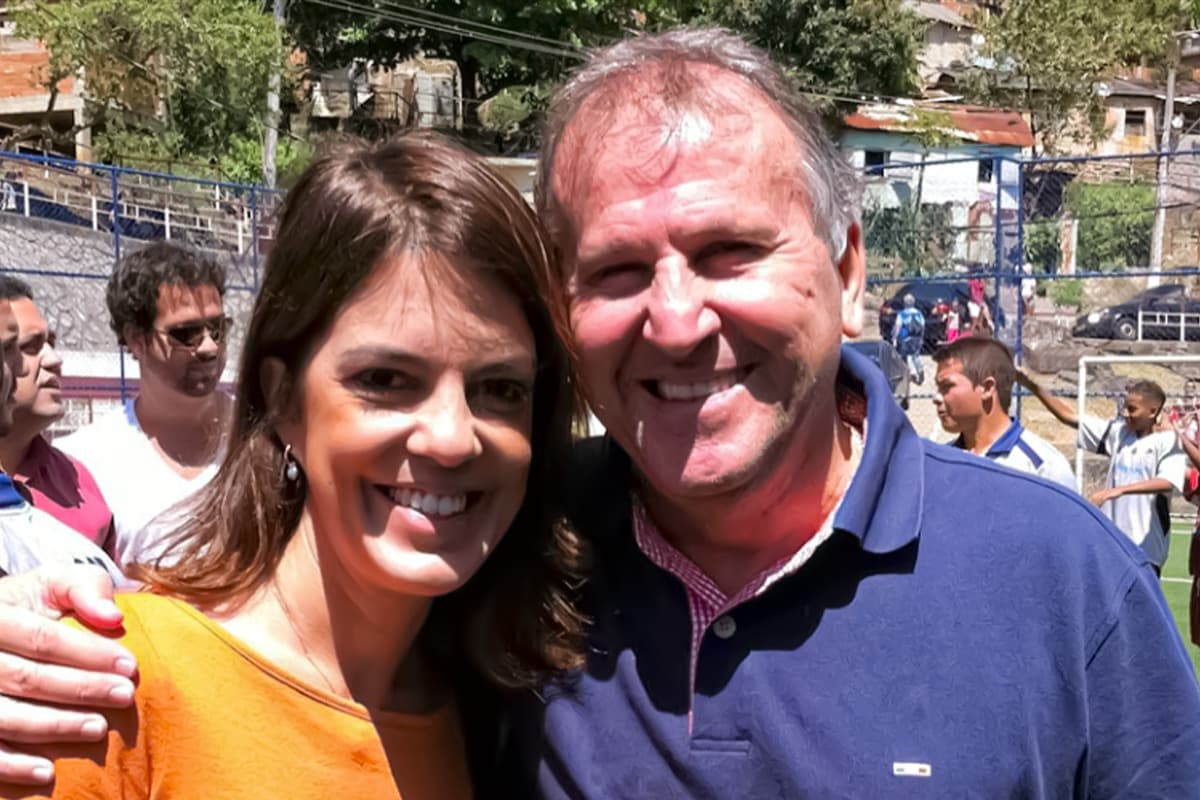 Flamenguista, Mariana Rossi - na foto com Zico - ainda acredita que o Flamengo ganhe o campeonato brasileiro