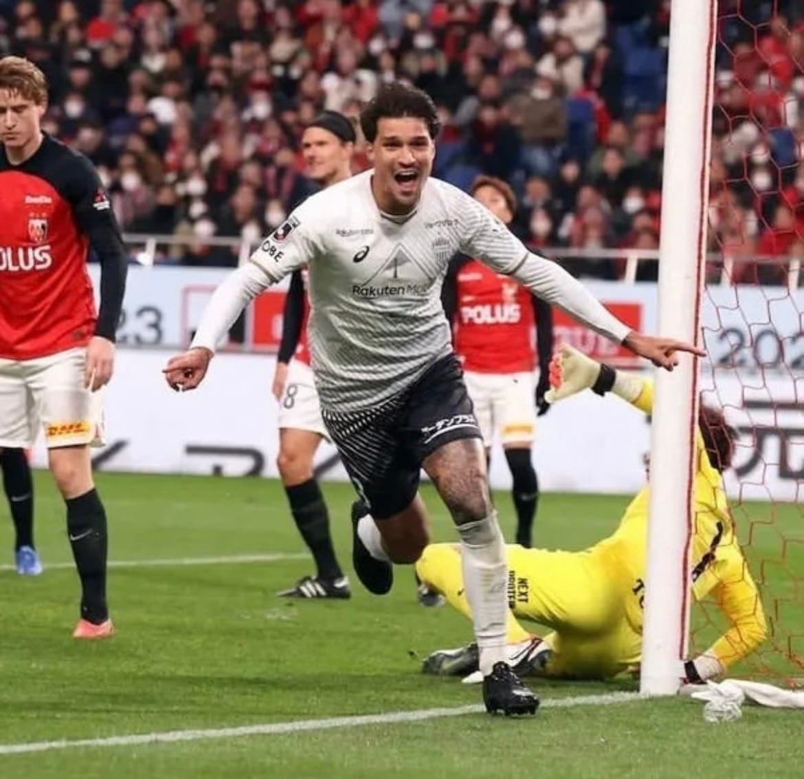 Matheus Thuler, cria do Flamengo, em ação no futebol do Japão