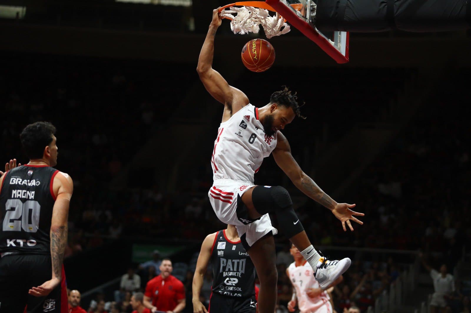 Maique enterra em partida do Flamengo pelo NBB; veja onde assistir ao clássico contra o Botafogo