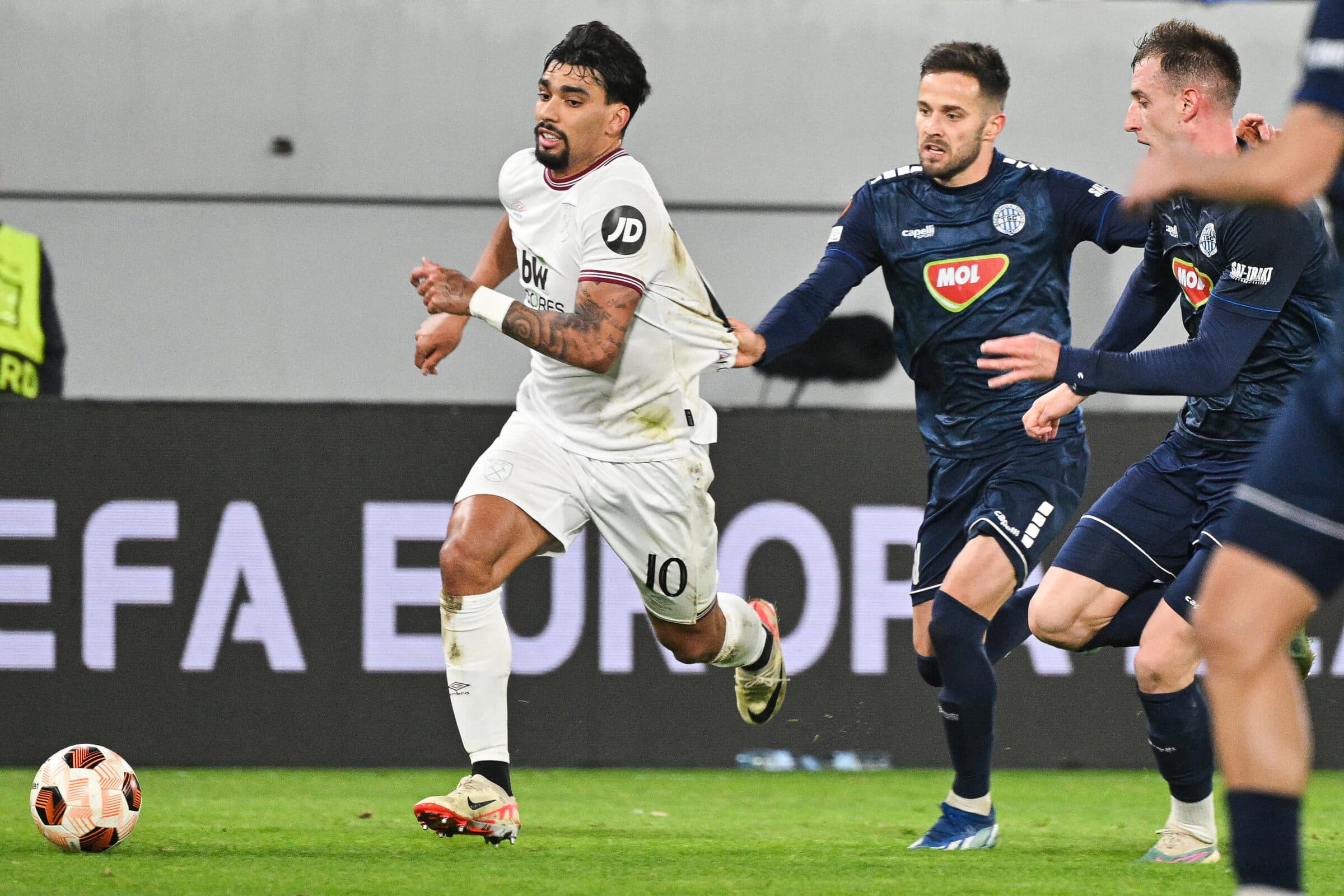 Lucas Paquetá em ação pelo Grupo A da Europa League, mesmo do Rodinei