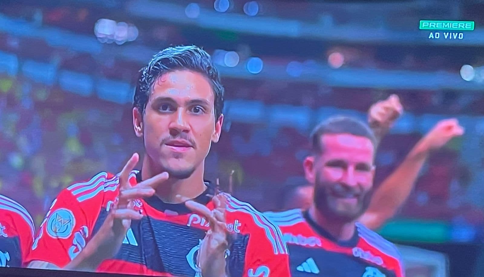 Ao lado de Leo Pereira, Pedro comemora gol contra o Santos. Atacante chegou a 100 gols pelo Flamengo