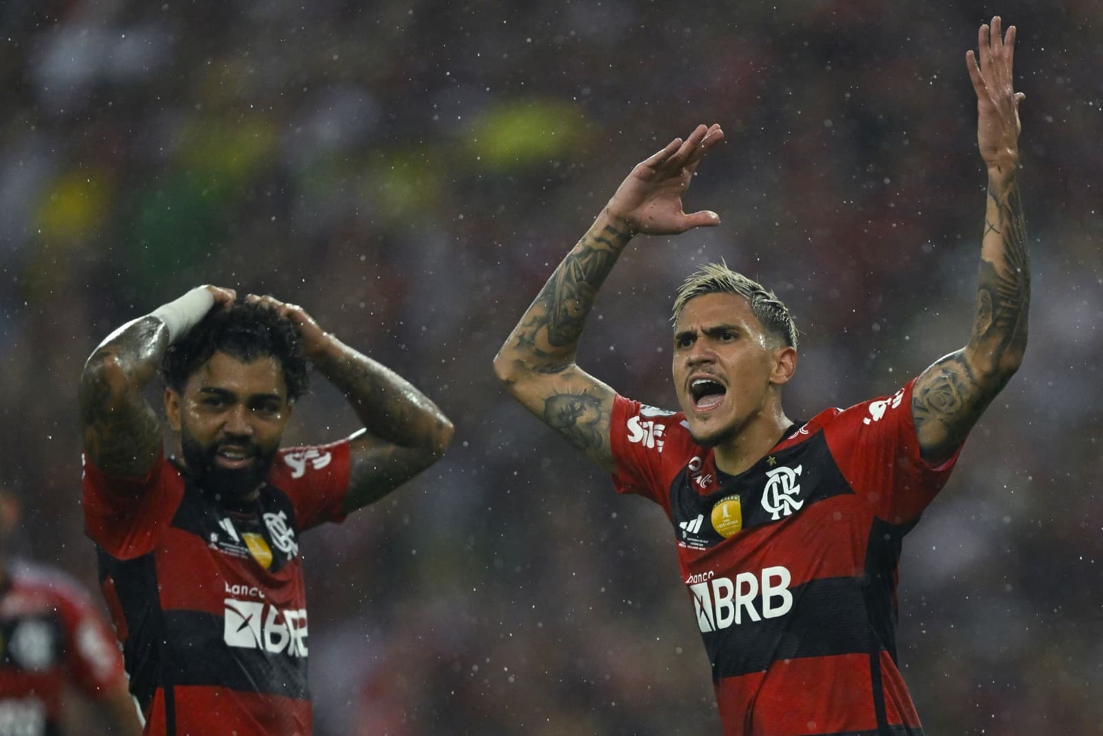 Gabigol e Pedro reagem durante jogo no Maracanã. Com 2 gols contra Palmeiras, Pedro virou artilheiro isolado do novo Maracanã; ele estava empatado com Gabigol, que ainda lidera pelo Flamengo