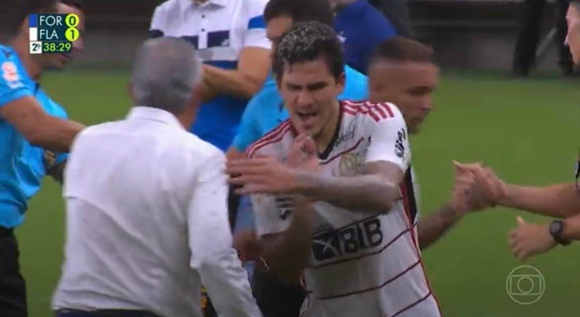 Pedro com dor na mão ao cumprimentar Tite em Fortaleza x Flamengo pelo Brasileirão 2023