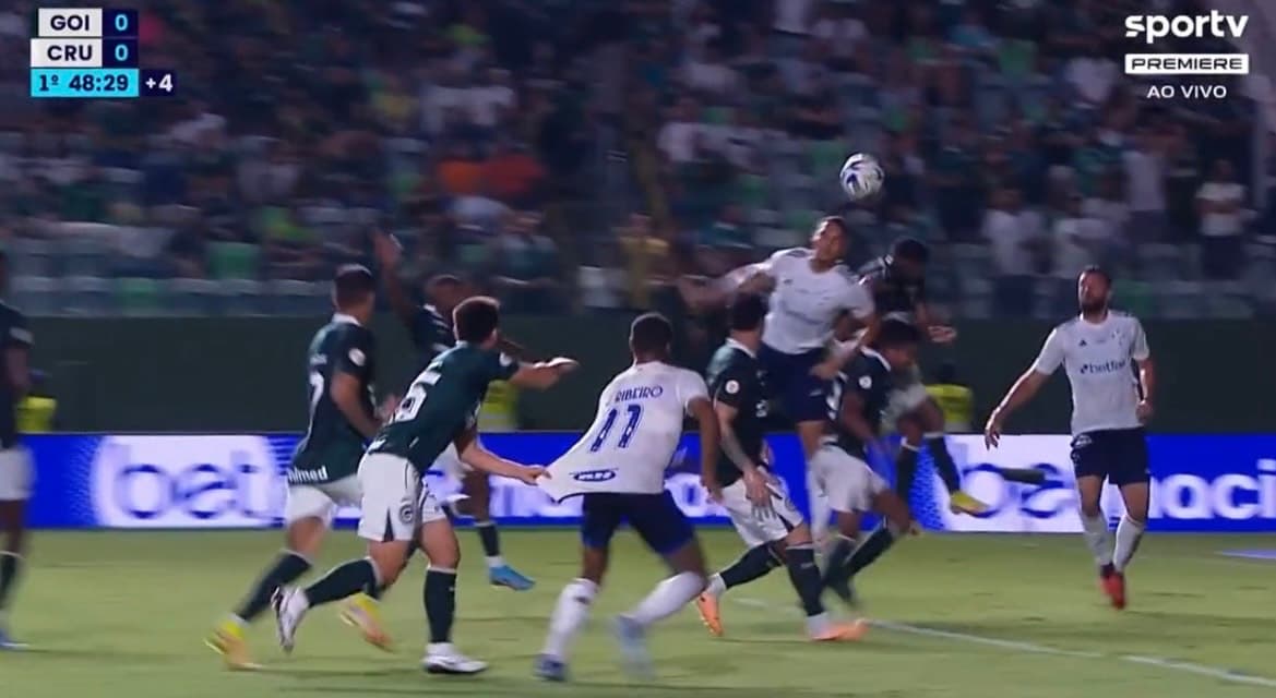 Pênalti não marcado para o Cruzeiro pelo árbitro Ramon Abatti, que apita Flamengo x Atlético-MG