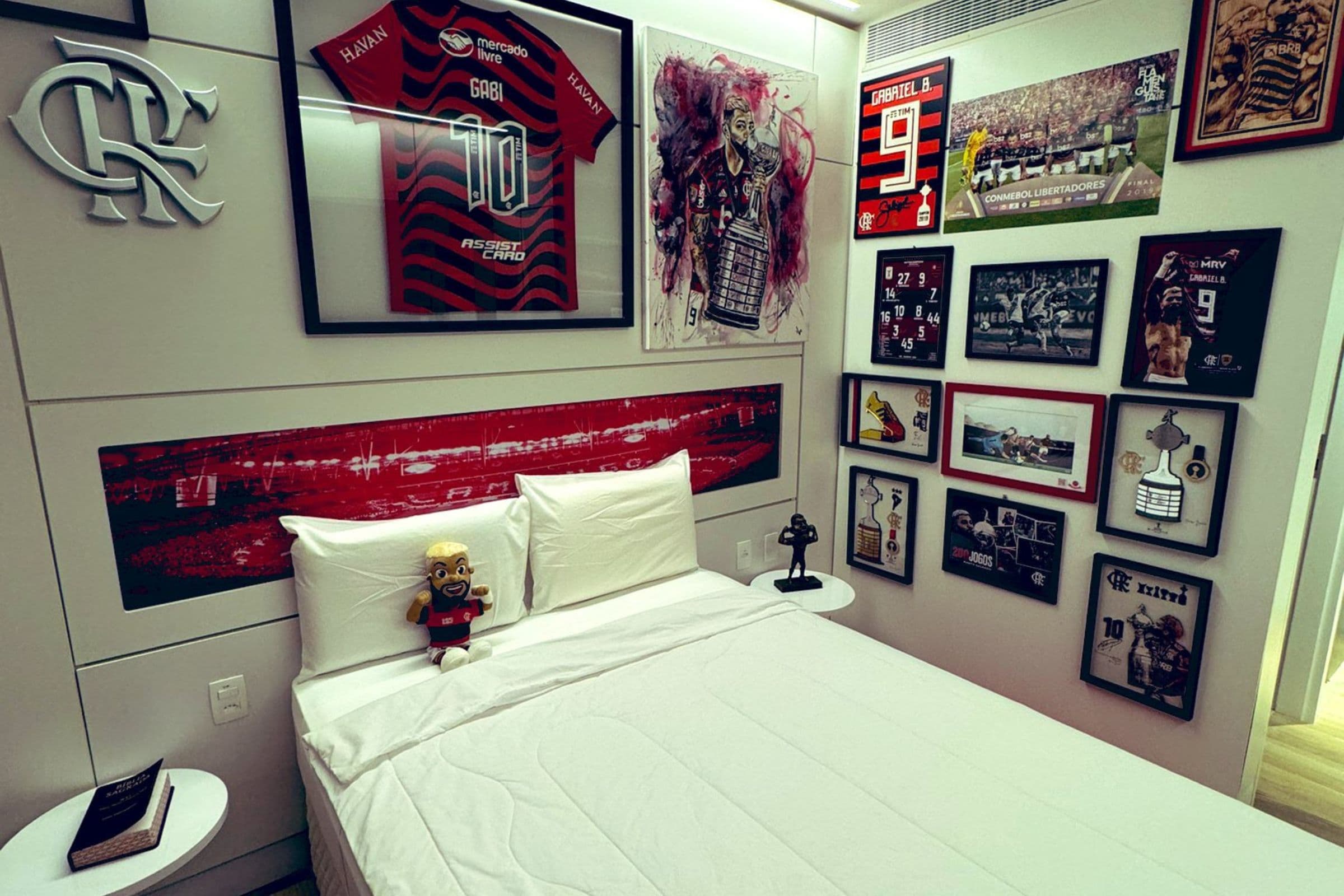 Itens da Libertadores de 2019 dominam quarto de Gabigol no Ninho do Urubu, CT do Flamengo