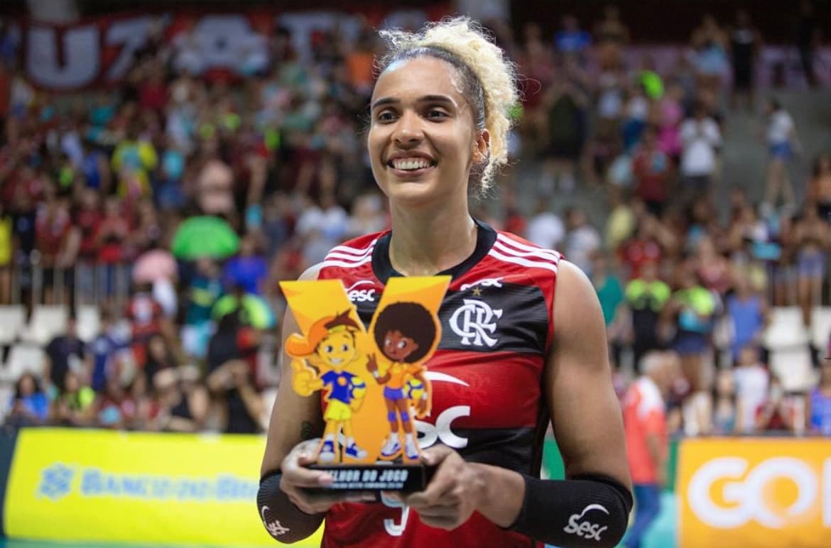Sabrina com o prêmio Viva Vôlei após a vitória na estreia da Superliga 23/24; oposta estuda deixar o time ao final da temporada