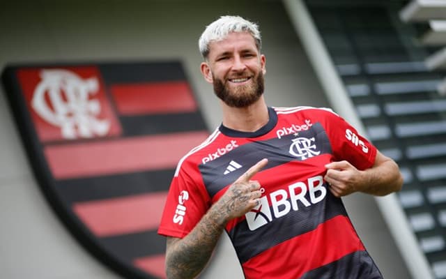 O zagueiro Léo Pereira aponta para o patrocínio no ombro da camisa do Flamengo. Comissão de Esportes do Senado aprova emenda que proíbe patrocínio de casas de aposta; medida ameaça acordo milionário da Pixbet com Flamengo